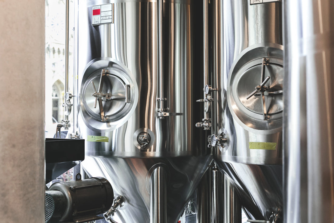 Fermentatori in acciaio in un birrificio artigianale