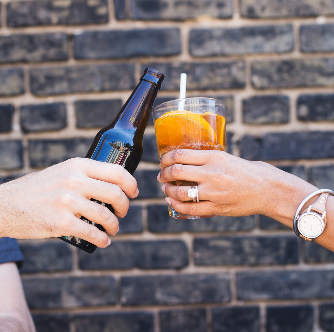 Brindisi con bicchieri di birra durante una festa