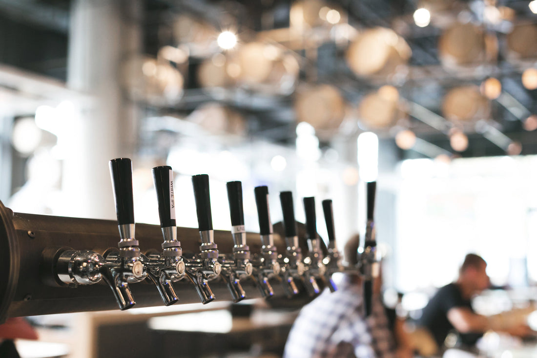 Spine di birra artigianale al bancone di un locale