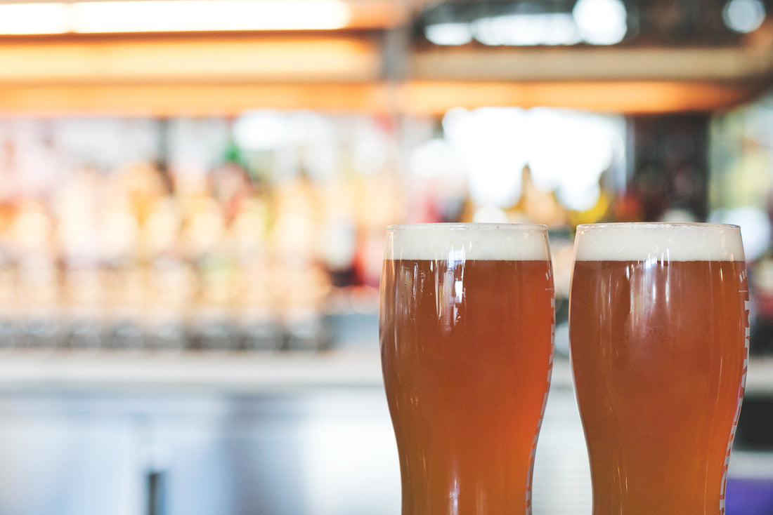 Bicchieri di birre di stili e colori diversi