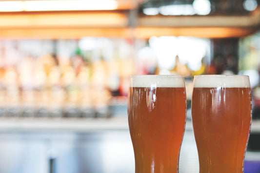Bicchieri di birre di stili e colori diversi
