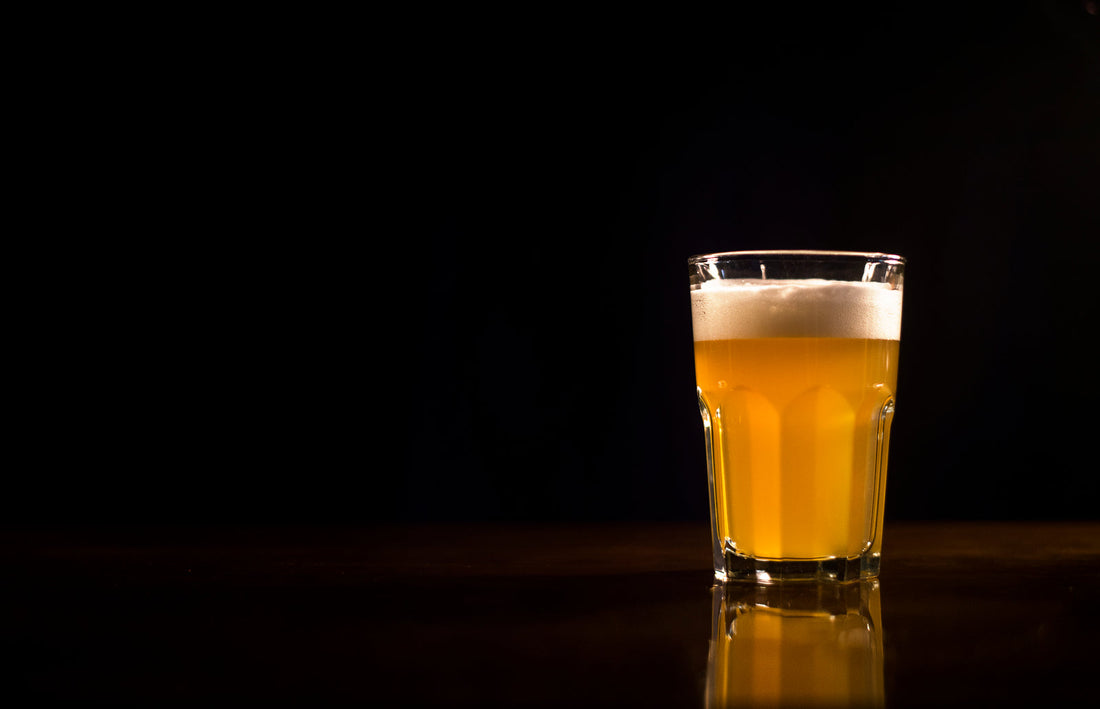 Bicchiere di birra non filtrata, velata e torbida